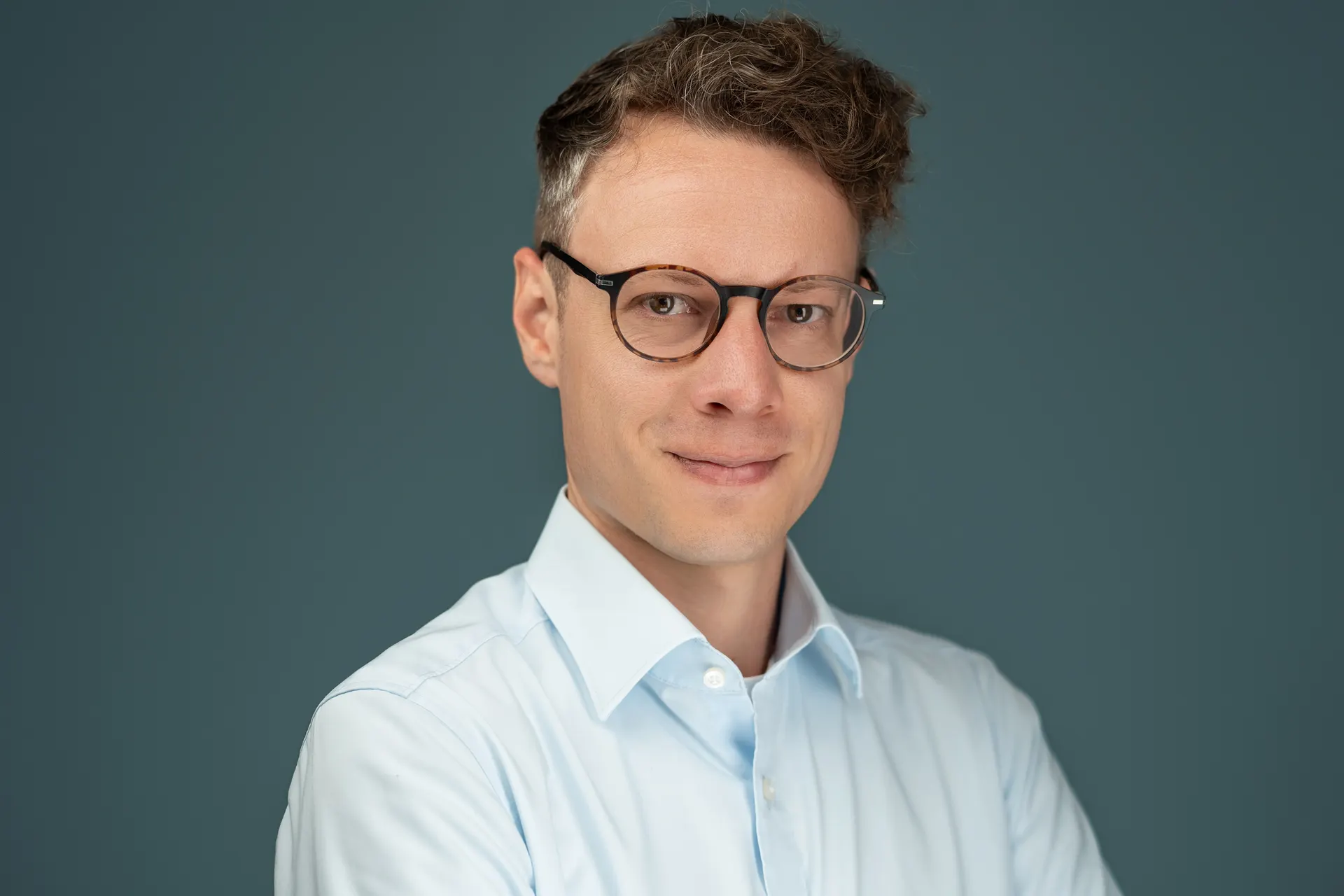 Großes Business-Porträt in Halbfigur, im Studio fotografiert