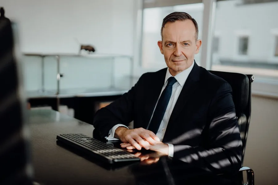 Porträt von Volker Wissing an seinem Schreibtisch